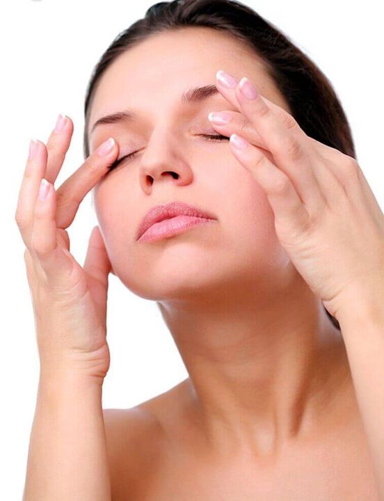 masáž pokožky kolem očí pro omlazení