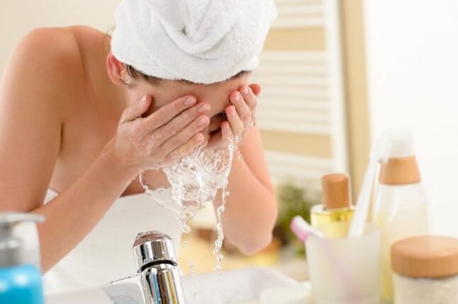K mytí obličeje byste měli používat speciální pěny a gely. 