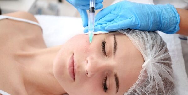 Kosmetolog provádí proceduru omlazení pokožky obličeje plazmou